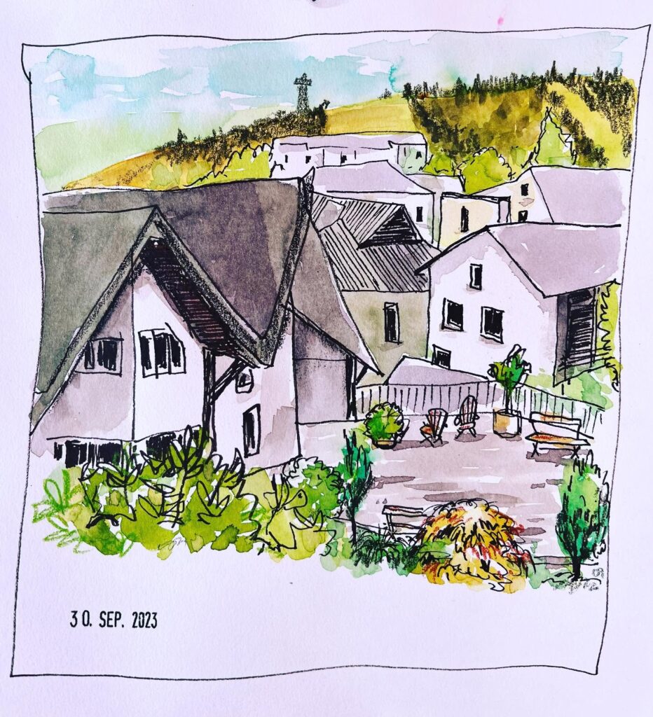 Aquarell- und Tuschezeichnung einer Dorfansicht mit Häusern, Garten und Hügeln.