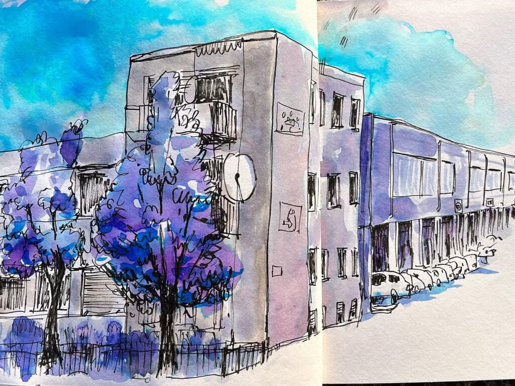 Tusche- und Aquarellzeichnung eines modernen Gebäudes mit blau-violetten Bäumen.